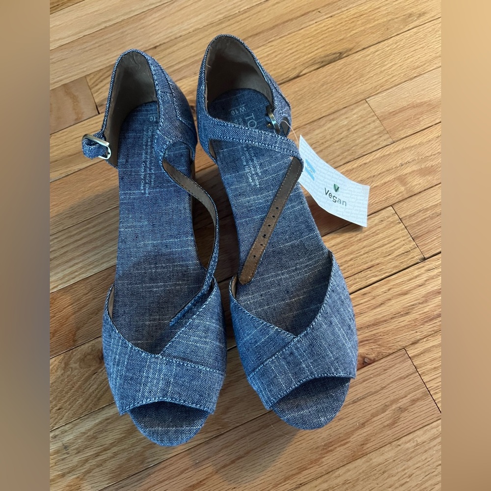 Toms wedges‎